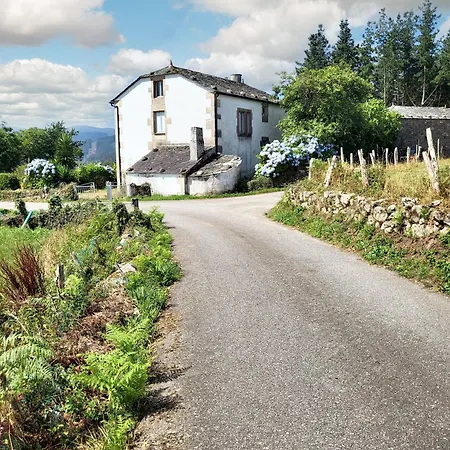 Charming House In Ourol With Mountain View, Large Garden. Casa vacanze Merille